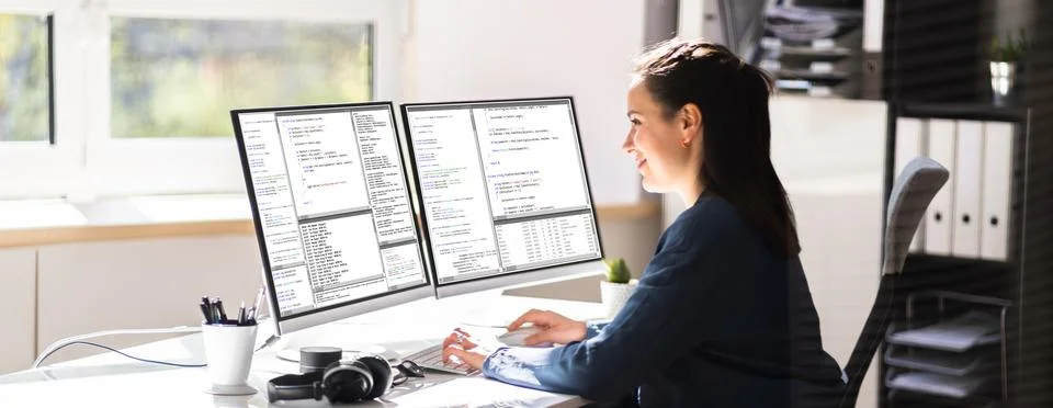 Coder Engineer Using Multiple Monitors 스톡 사진