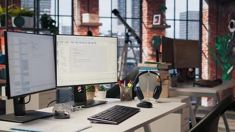 Coding platform on PC screens in empty Silicon Valley startup office Foto stock