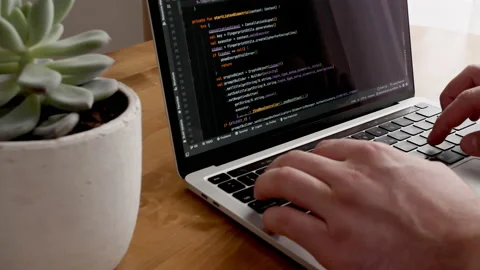 Coding on the screen, HTML encoding and programming on a laptop screen Vidéo 170448526