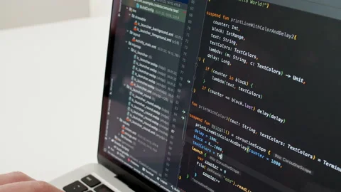 Coding on the screen, HTML encoding and programming on a laptop screen Vidéo 170449151