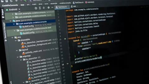 Coding on the screen, HTML encoding and programming on a laptop screen Vidéo 173127723