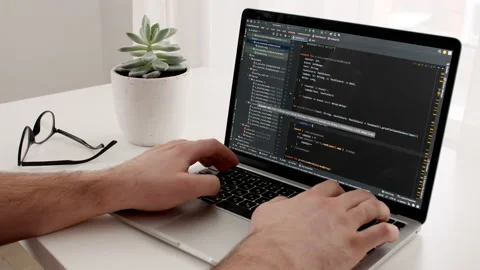 Coding on the screen, HTML encoding and programming on a laptop screen Vidéo 173132004
