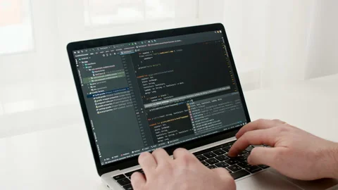 Coding on the screen, HTML encoding and programming on a laptop screen Vidéo 179002104