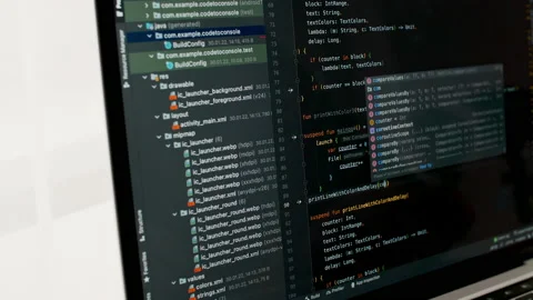 Coding on the screen, HTML encoding and programming on a laptop screen Vidéo 179004502