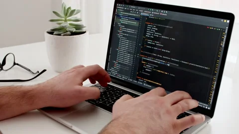 Coding on the screen, HTML encoding and programming on a laptop screen Vidéo 182286520