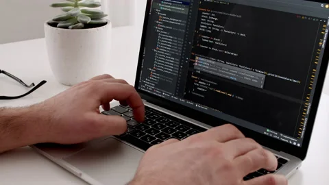 Coding on the screen, HTML encoding and programming on a laptop screen Vidéo 186736629