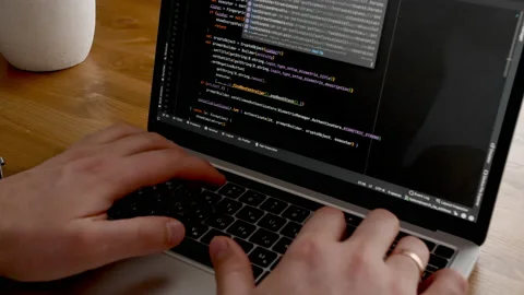 Coding on the screen, HTML encoding and programming on a laptop screen Vidéo 190649868