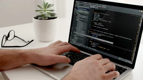 Coding on the screen, HTML encoding and programming on a laptop screen Vidéo 194474536