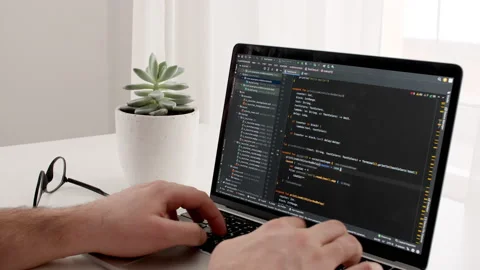 Coding on the screen, HTML encoding and programming on a laptop screen Vidéo 195288816