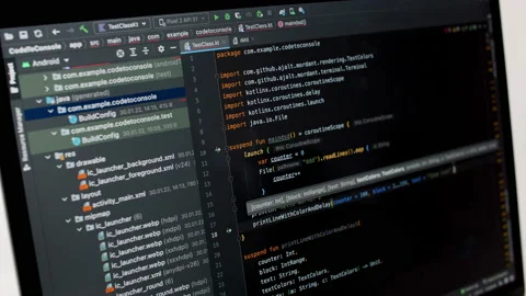 Coding on the screen, HTML encoding and programming on a laptop screen Vidéo 195978085