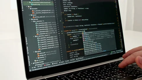 Coding on the screen, HTML encoding and programming on a laptop screen Vidéo 196822250