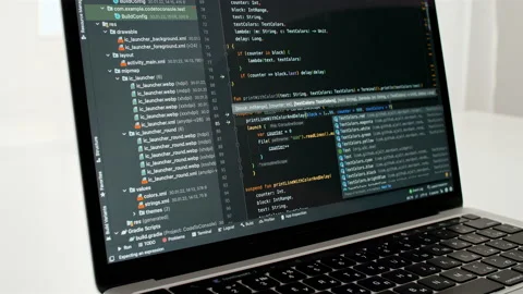 Coding on the screen, HTML encoding and programming on a laptop screen Vidéo 198655497