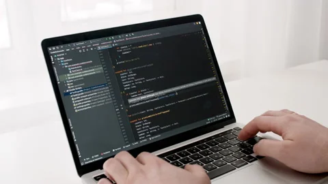 Coding on the screen, HTML encoding and programming on a laptop screen Vidéo 201592768