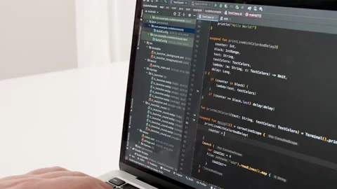 Coding on the screen, HTML encoding and programming on a laptop screen Vidéo 203528077