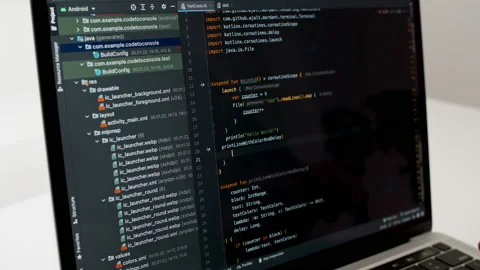 Coding on the screen, HTML encoding and programming on a laptop screen Vidéo 204120848