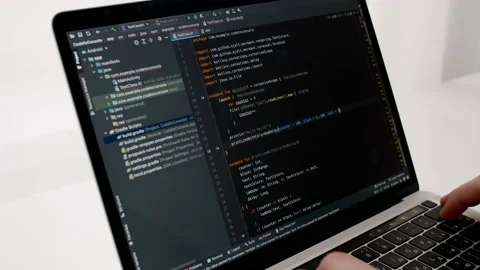 Coding on the screen, HTML encoding and programming on a laptop screen Vidéo 216007046