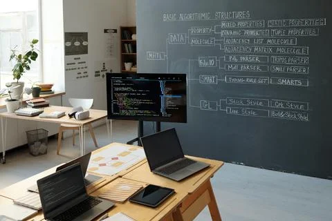 Coding Workspace with Monitors and Whiteboard Notes Foto stock