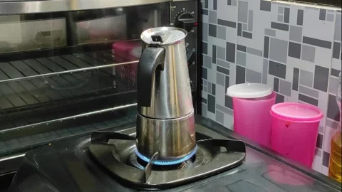 Coffe Making With Moka Pot 库存影片 296717651