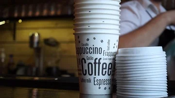 Coffee 2 go cups on a counter in front of a barista Video stock 85616021