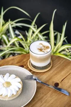 Coffee and cake on a cafe table outside. Morning, drink, good mood concept Foto stock