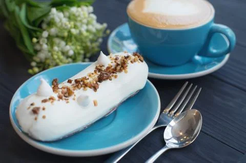 Coffee and eclair the rustic background. Concept and idea Foto stock