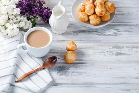 Coffee and eclairs on a white background Stockfoto's