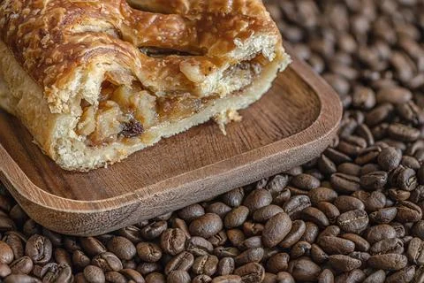Coffee background of roasted coffee beans and apple pie close up Foto stock