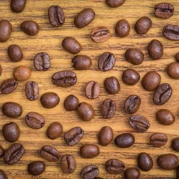 Coffee bean. The background of roasted coffee beans is brown on wooden boards Foto stock