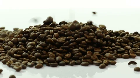 Coffee bean falling. 库存影片 89612356