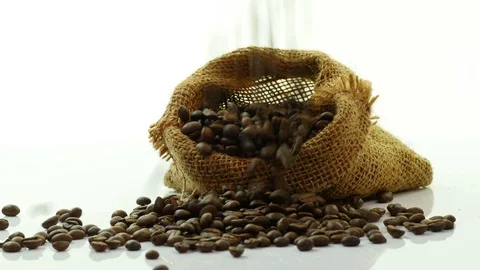 Coffee bean falling with sack. 库存影片 89612331
