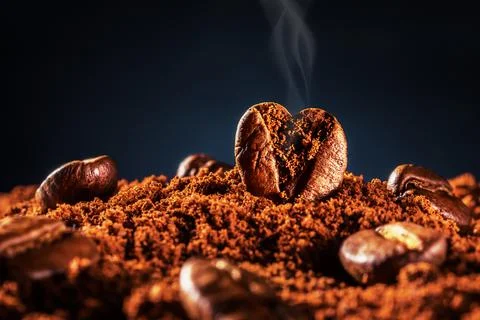 Coffee bean in the form of heart with aromatic smoke from copies of space. Foto stock