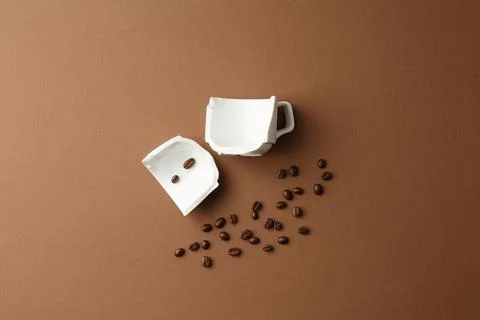 Coffee beans and a broken cup. Stock-Fotos