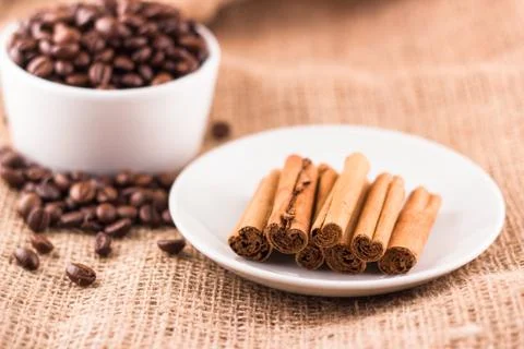 Coffee beans and cinnamon Foto stock