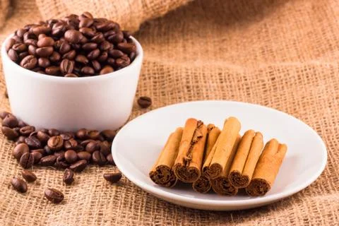 Coffee beans and cinnamon Foto stock