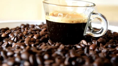 Coffee beans and cup Vidéo 73961592
