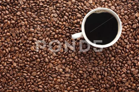 Coffee beans and cup Stock Photos