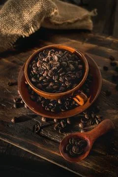 Coffee Beans and Cup on Rustic Wooden Table Stock-Fotos