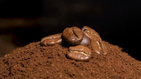 Coffee beans and ground coffee rotating Stockbeeldmateriaal 128671477