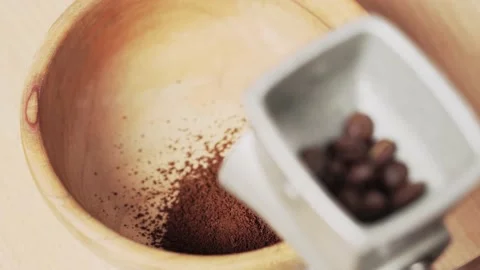 Coffee beans are ground in a manual coffee grinder. Vídeo Stock 140192234