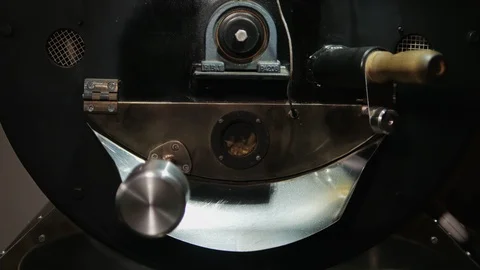 Coffee beans are spinning in a machine. Vídeo Stock 108064683