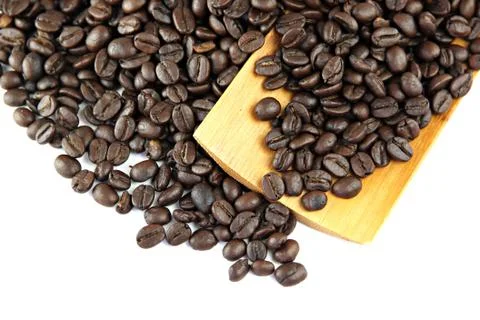 Coffee beans in bamboo dish. Foto stock