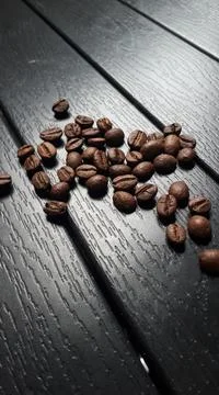 Coffee beans on black table Fotos Stock