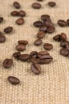 Coffee beans on burlap background close up Foto stock