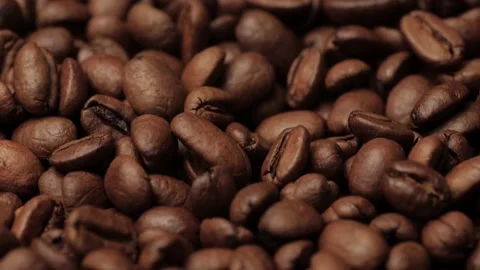 Coffee beans. Camera slowly pans up to show roasted coffee beans. Close-up Vídeos de archivo 171895973