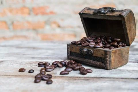 Coffee beans in a chest Foto stock