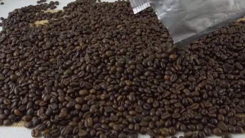 Coffee beans close-up. Fried grains Vídeo Stock 116599036