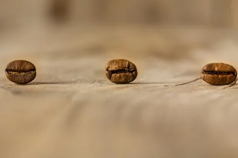 Coffee beans from close range on an old wooden table. Foto stock