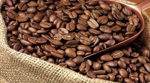 COFFEE BEANS IN CLOSE UP TRACKING SHOT OVERHEAD Vidéo 62232971