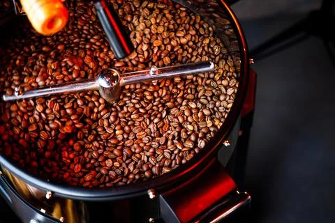 Coffee beans in a coffee machine, in dark colors. Foto stock