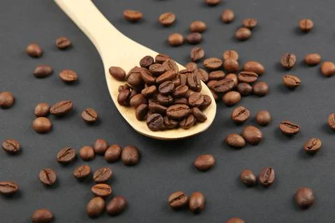 Coffee beans on a colored background. Place to insert text, minimalism 스톡 사진